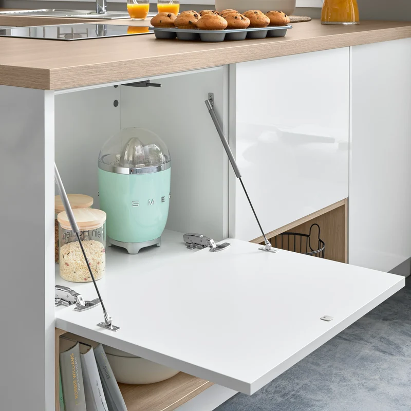 Interliving Glanzküche Serie 3081 in U-Form mit Kochelement – Küchenstudio FREY