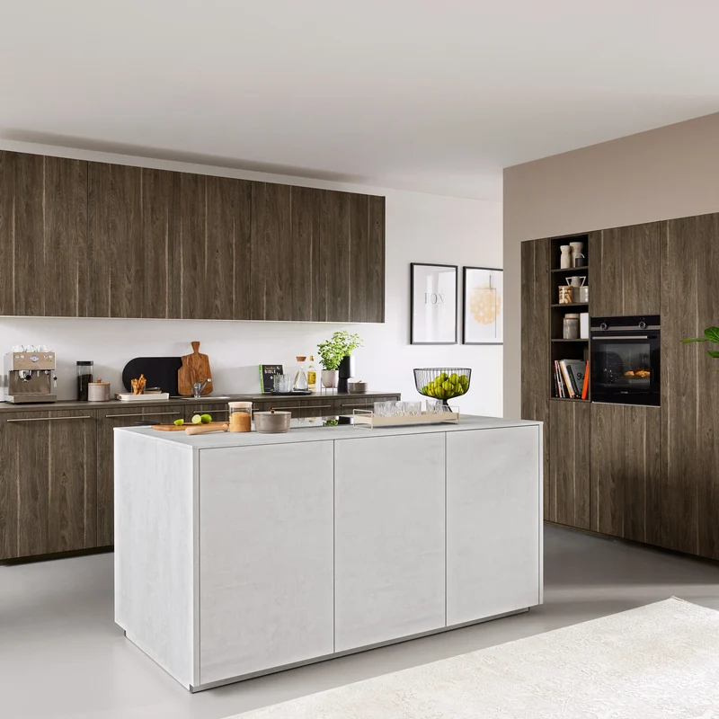 Interliving Inselküche Serie 3078 in Betonweiß & Eiche Graphitsilber – Küchenstudio FREY