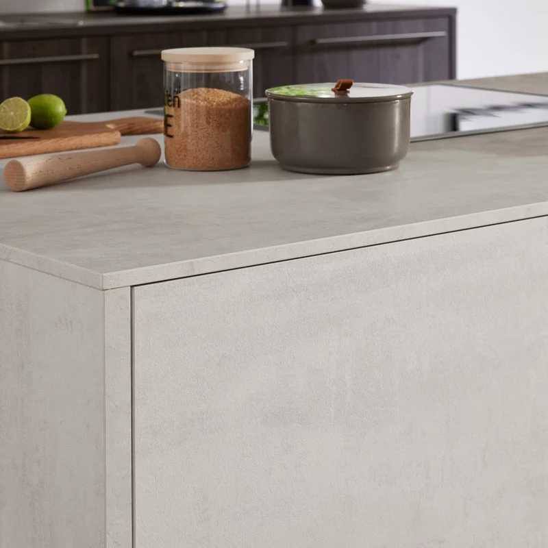 Interliving Inselküche Serie 3078 in Betonweiß & Eiche Graphitsilber – Küchenstudio FREY