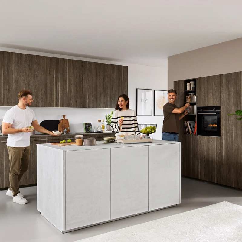 Interliving Inselküche Serie 3078 in Betonweiß & Eiche Graphitsilber – Küchenstudio FREY