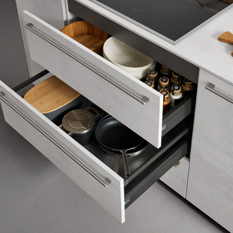 Interliving Inselküche Serie 3078 in Betonweiß & Eiche Graphitsilber – Küchenstudio FREY
