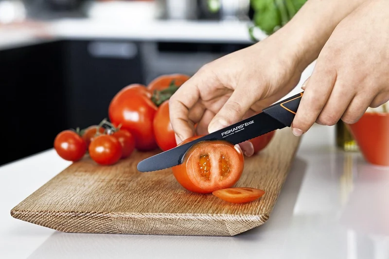 Fiskars Tomatenmesser, Modernes Design, Gezahnte Klinge, Gesamtlänge: 25 cm