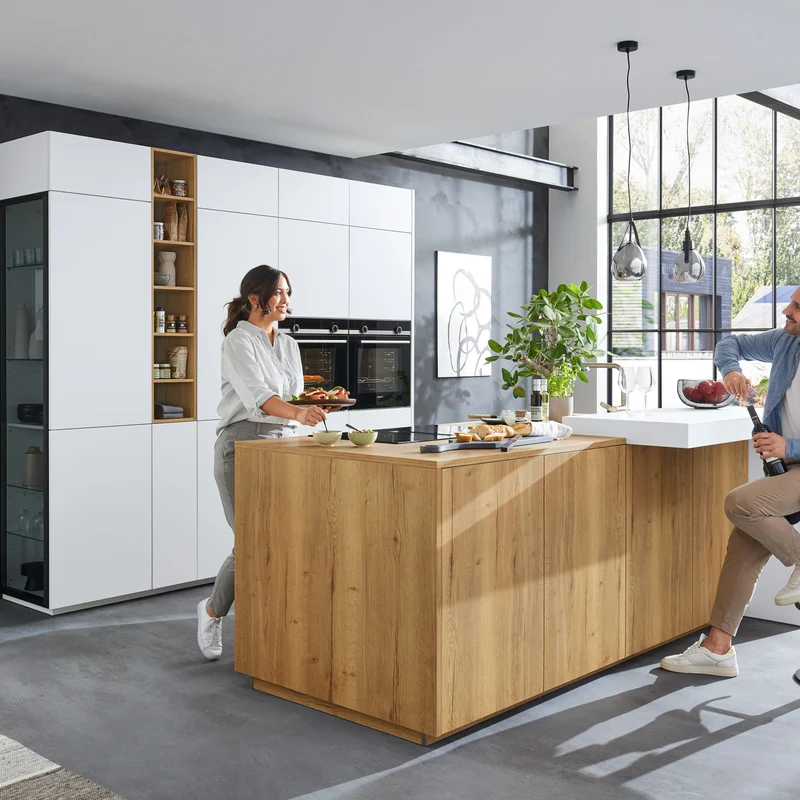 Interliving Inselküche Serie 3084 mit Ansetztisch in Weiß & Eiche – Küchenstudio FREY