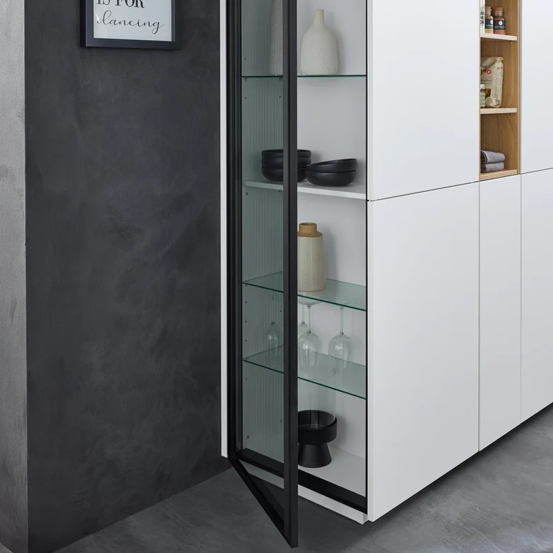 Interliving Inselküche Serie 3084 mit Ansetztisch in Weiß & Eiche – Küchenstudio FREY