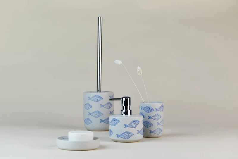 WENKO Seifenspender, nachfüllbar für Flüssigseife/Lotion, Keramik | matt weiß mit blauer, maritimer Szenerie, handbemalt, Ø 10 x 13,2 cm, 475 ml, Mod. Aquamarin