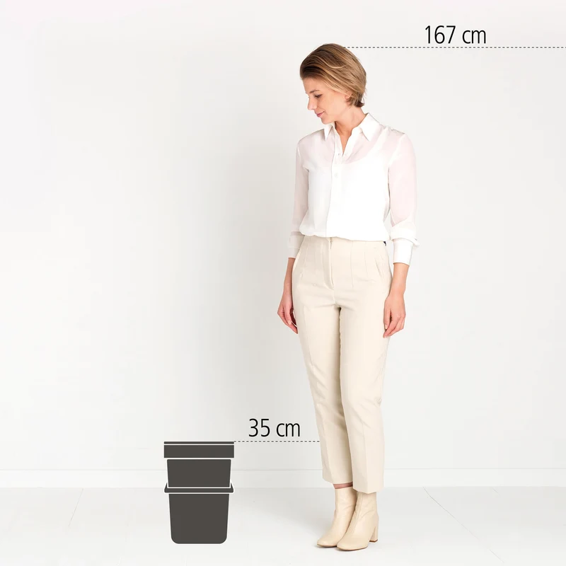 Brabantia Sort & Go Abfalleimer mit Deckel 12 L (grau), platzsparender Pfandsammler mit Griff, abnehmbarer, feststellbarer Deckel, leicht zu reinigender großer Mülleimer ohne Ecken und Ränder