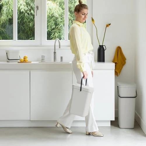 Brabantia Sort & Go Abfalleimer mit Deckel 12 L (grau), platzsparender Pfandsammler mit Griff, abnehmbarer, feststellbarer Deckel, leicht zu reinigender großer Mülleimer ohne Ecken und Ränder