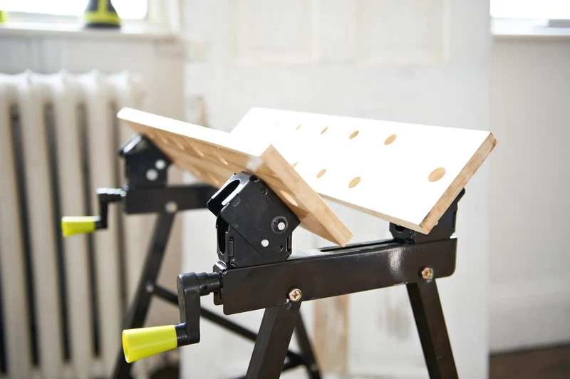RYOBI Klappbare Werkbank RWB02 – Mobile Bambus-Werkbank mit Spannsystem, schwenkbaren Spannplatten & Maßskala – Tragbare DIY Arbeitsbank für Werkstatt, Garage & Heimwerker