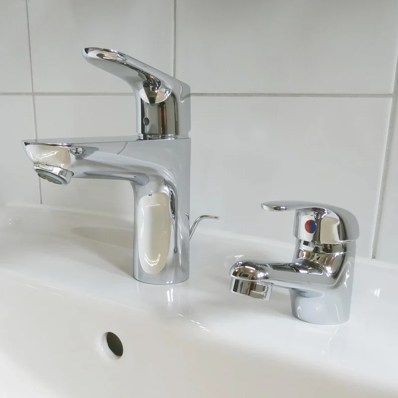 Cornat Waschtisch-Einhebelarmatur "Piccolo" - Verchromter Messingkörper - Niedrige Auslaufhöhe - Mit Ablaufgarnitur / Wasserhahn fürs Bad / Waschbecken-Armatur / Badarmatur / SA840
