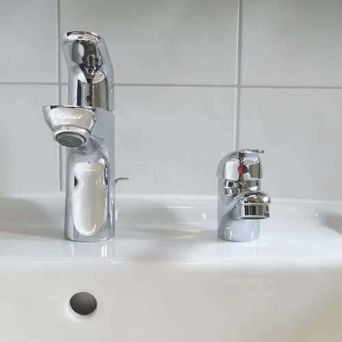 Cornat Waschtisch-Einhebelarmatur "Piccolo" - Verchromter Messingkörper - Niedrige Auslaufhöhe - Mit Ablaufgarnitur / Wasserhahn fürs Bad / Waschbecken-Armatur / Badarmatur / SA840