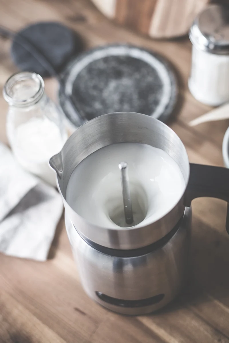 GASTROBACK Design Milk and Chocolate Advanced, 650 Watt Induktion-Milchaufschäumer für 1 Liter Milchschaum, heiße Schokolade, Milchaufschäumer elektrisch, schwarz/Silver