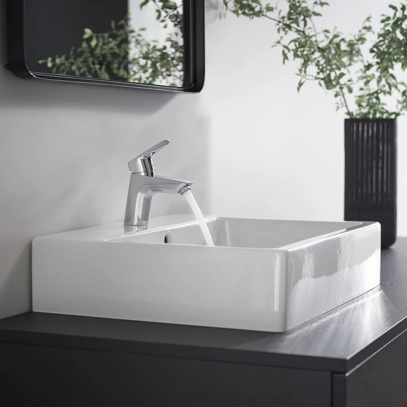 hansgrohe Logis - Waschtischarmatur mit Push-Open Ablauf, Wasserhahn Bad mit Auslauf Höhe 67 mm, Mischbatterie Waschbecken wassersparend (EcoSmart), Chrom, 71077000