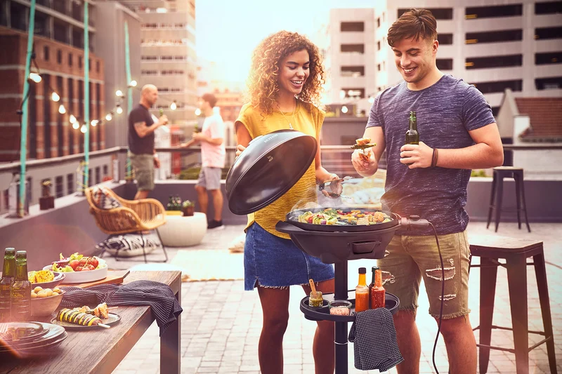 SEVERIN Barbecue-/Standgrill mit Haube, Elektrogrill mit Thermostat, Grillplatte mit keramischer Beschichtung, 2.000W, Grillfläche Ø 41 cm, Matt Schwarz, PG 8541