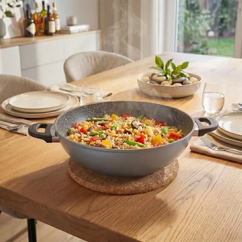 STONELINE Wok 32 cm, mit Deckel, Aluguss, Wok Pfanne beschichtet mit echten Steinpartikeln, grau, ohne Fett oder Öl kochen und braten, großer Wok Induktion