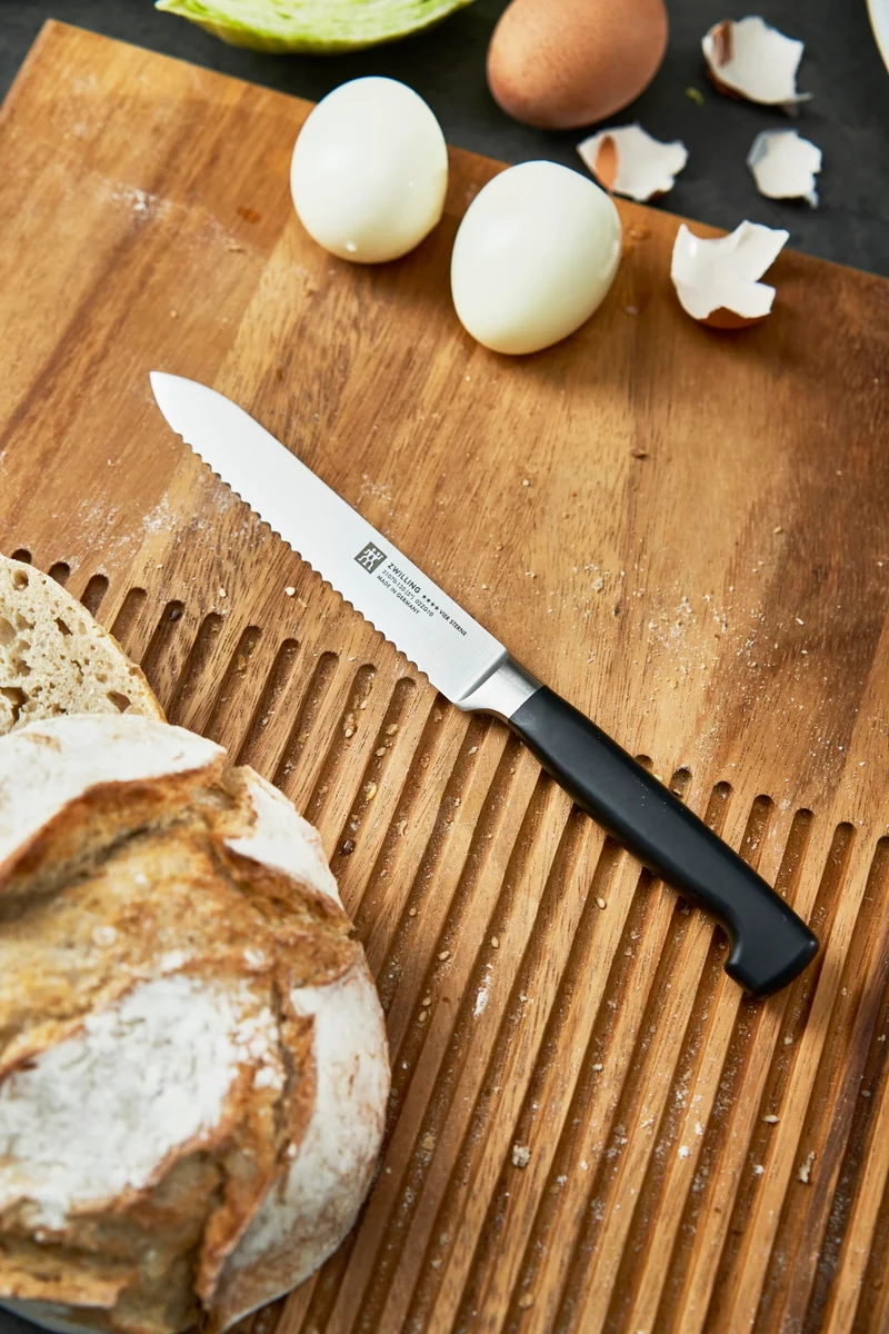 ZWILLING Vier Sterne Universalmesser, Klingenlänge 13 cm, Rostfreier Spezialstahl, Ergonomischer Kunststoff-Griff, Schwarz [Made in Germany]