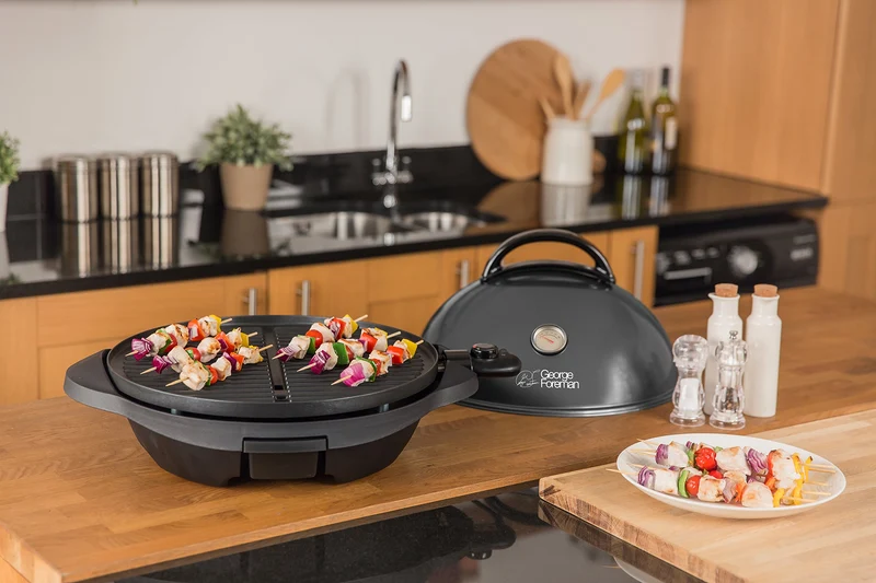 George Foreman Grill 2in1 Elektrogrill [Testsieger]: Standgrill & Tischgrill (Innen- & Außennutzung, Balkon & Küche, Ø44,5cm, Temperaturanzeige, Fettauffangschale, 2400W) Kugelgrill 22460-56, Schwarz