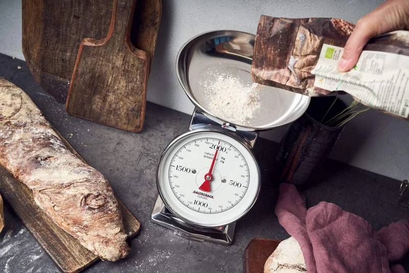 GASTROBACK Classic Edelstahl Waage 2 KG – Analog & Mechanisch, Ideal für Bäckereien, Küche, Gastronomie – Retro Design, Batterielose Backwaage mit Abnehmbarer Schüssel