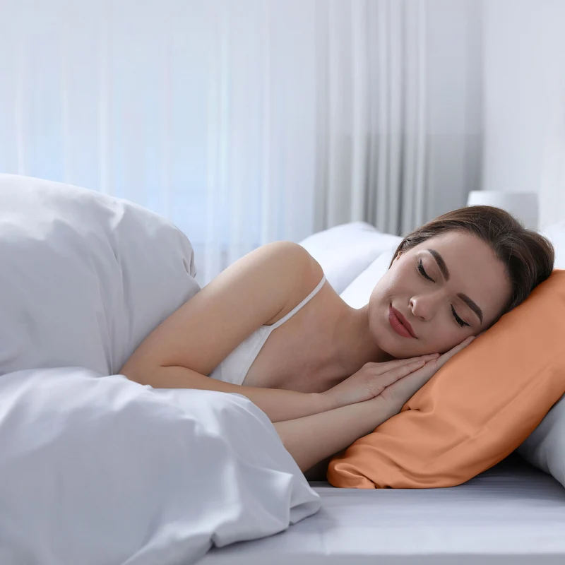 Serenity Night - Premium Collection - 1 Kissen mit 1 Kissenbezug aus 100% Maulbeerseide, mit Paspelierung, Perlmuttknöpfen und Federfüllung, 40 x 80 cm, Perlmutt