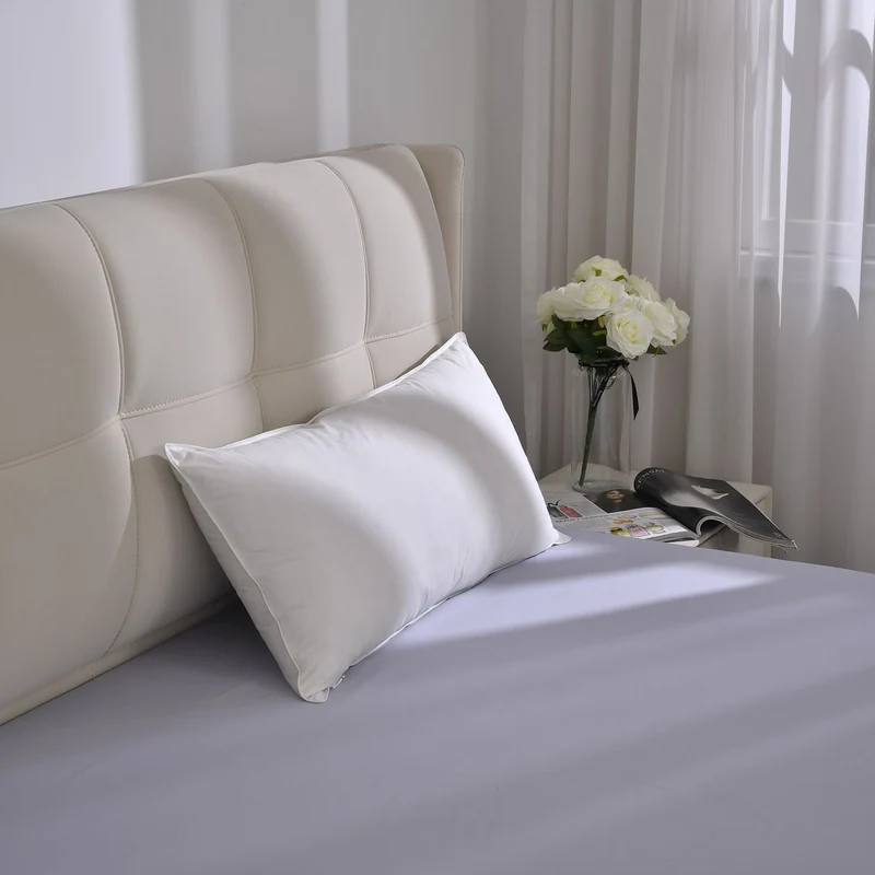 Serenity Night - Premium Collection - 1 Kissen mit 1 Kissenbezug aus 100% Maulbeerseide, mit Paspelierung, Perlmuttknöpfen und Federfüllung, 40 x 80 cm, Perlmutt