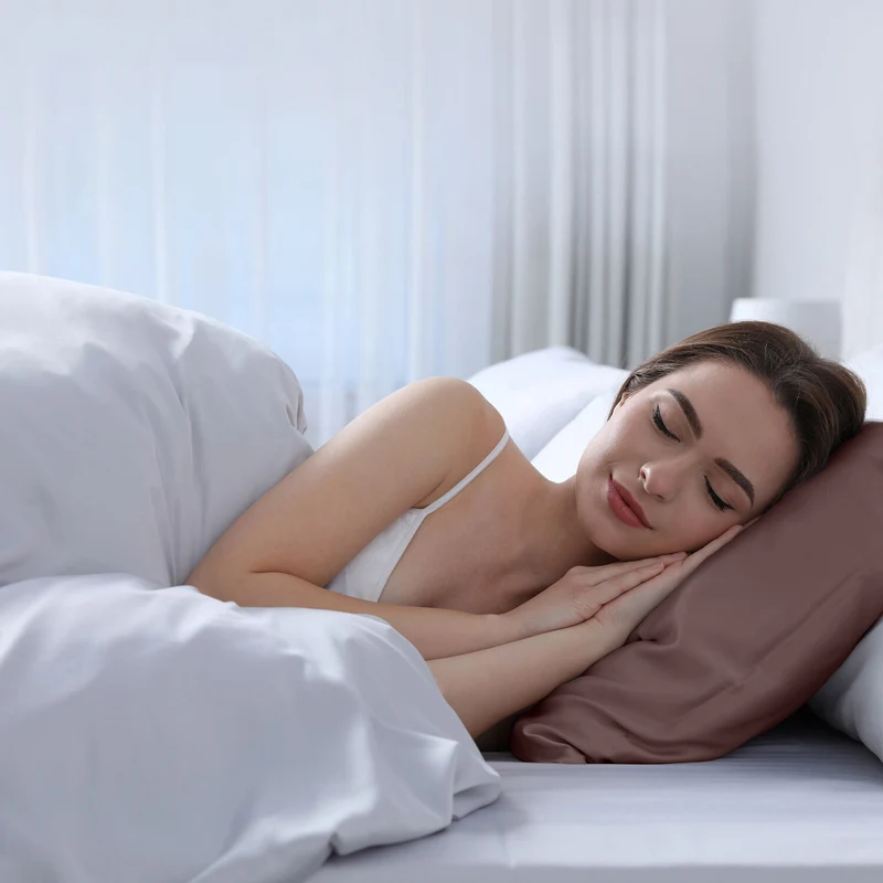 Serenity Night - Premium Collection - 1 Kissen mit 1 Kissenbezug aus 100% Maulbeerseide, mit Paspelierung, Perlmuttknöpfen und Federfüllung, 40 x 80 cm, Perlmutt
