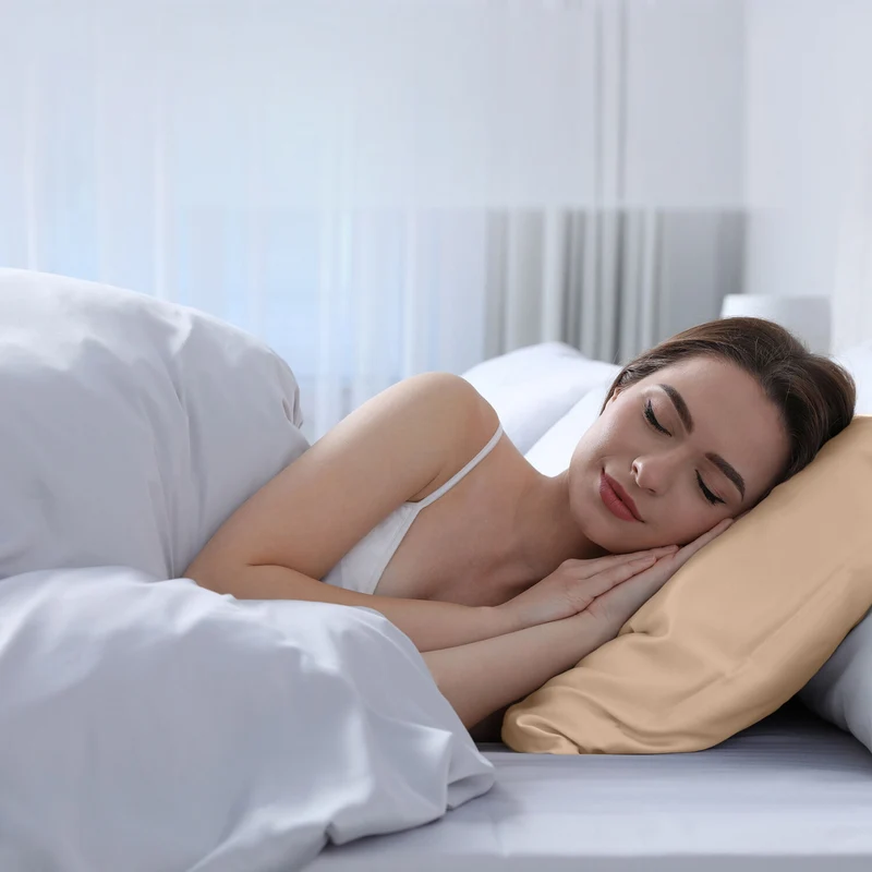 Serenity Night - Premium Collection - 1 Kissen mit 1 Kissenbezug aus 100% Maulbeerseide, mit Paspelierung, Perlmuttknöpfen und Federfüllung, 40 x 80 cm, Perlmutt