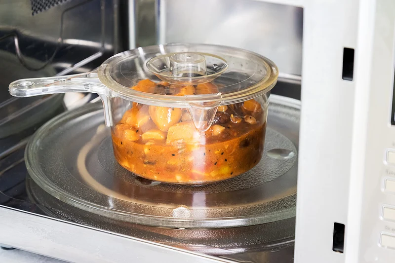 KitchenCraft Mikrowellen Kochtopf, Kunststoff Topf für die Mikrowelle, Pfanne mit Deckel, BPA-freier Kunststoff Topf mit Deckel, Tupper Dose, 30,5 x 43,2 x 55,9 cm, 900 ml Kapazität