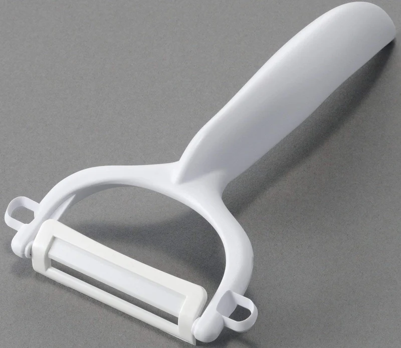 Kyocera Sparschäler Weiß | zweischneidige Klinge: 4 cm | extra scharfer Schäler | sauberes Schälen von Gemüse und Obst | spülmaschinenfester Obstschäler | Mehrzweck Gemüseschneider