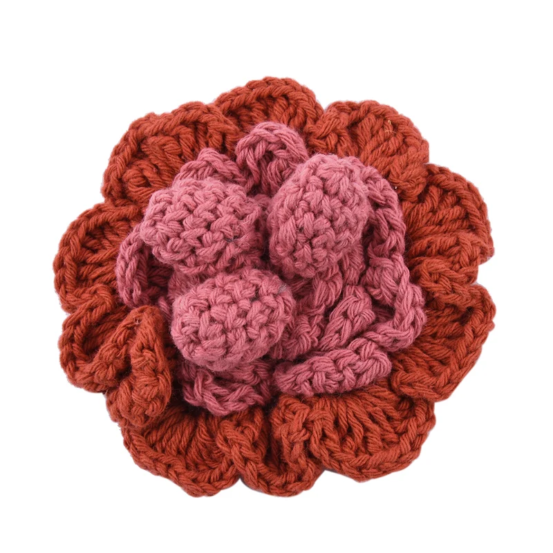 Handgefertigte Brosche mit Häkelarbeit Blumen Design, Orange